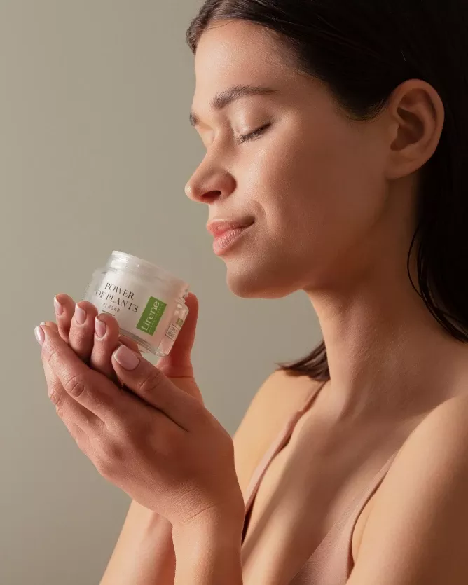 Experts from the Lirene Scientific Laboratory have created the Power of Plants cosmetics line, combining the power of nature, enclosed in extracts, essences and vegetable oils, with the latest scientific achievements. The cream is ideal for skin needs 30 +, effectively nourishes and improves firmness. The skin becomes clearly smoother, elastic and better moisturized.